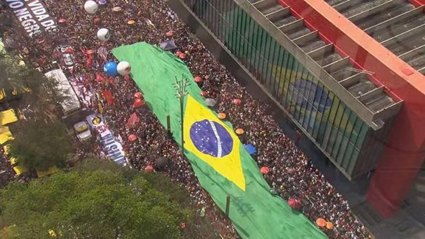 Bandeira gigante do Brasil é estendida em ato contra a PEC da Bandidagem na Paulista