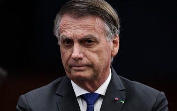 Bolsonaro teve parada respiratória e “vômito a jato”, diz Flávio
