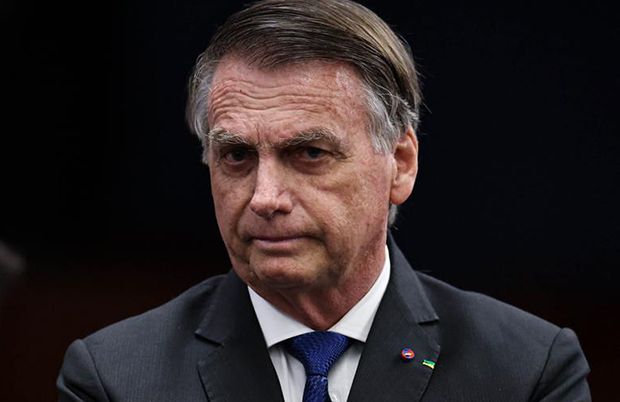 Bolsonaro teve parada respiratória e “vômito a jato”, diz Flávio