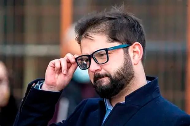 Boric elogia democracia brasileira após julgamento de Bolsonaro