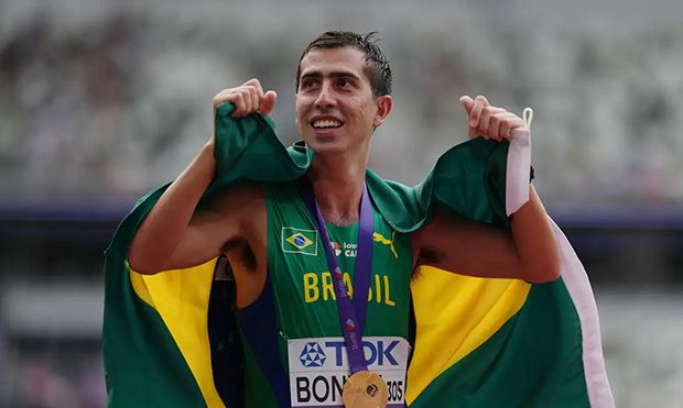 Caio Bonfim é campeão mundial dos 20 km da marcha atlética em Tóquio