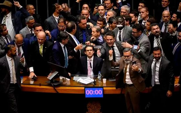 Câmara aprova em 1º turno PEC que limita prisões e processos contra parlamentares