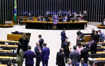 Câmara aprova voto secreto na PEC da Blindagem após manobra do Centrão