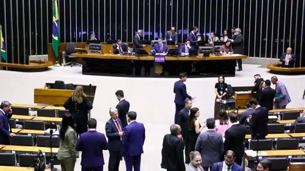 Câmara aprova voto secreto na PEC da Blindagem após manobra do Centrão