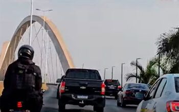 Carlos diz que comboio que levou Bolsonaro ao hospital é “humilhação”