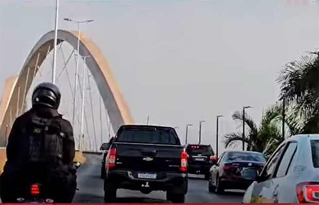 Carlos diz que comboio que levou Bolsonaro ao hospital é “humilhação”