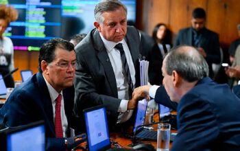 Comissão aprova projeto que isenta de IR quem ganha até R$ 5 mil por mês