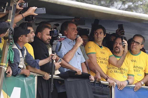 Defesa nega golpe, critica delação e diz que Bolsonaro 'foi dragado' ao 8/1