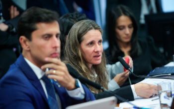 Diretora da CGU diz na CPMI que INSS soube das fraudes em 2019