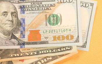 Dólar cai pelo 5º dia e fecha abaixo de R$ 5,30; bolsa bate novo recorde