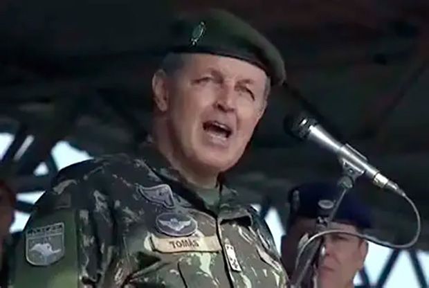 EUA estuda tirar visto do comandante do Exército, general Tomás