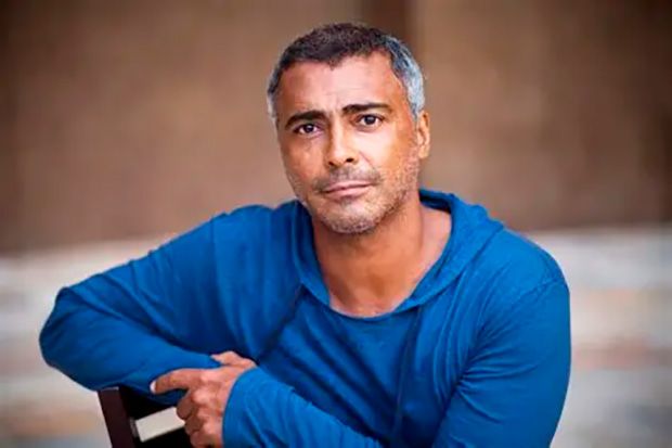 Golpistas atacam senador em ato na Paulista: “Fora, Romário”