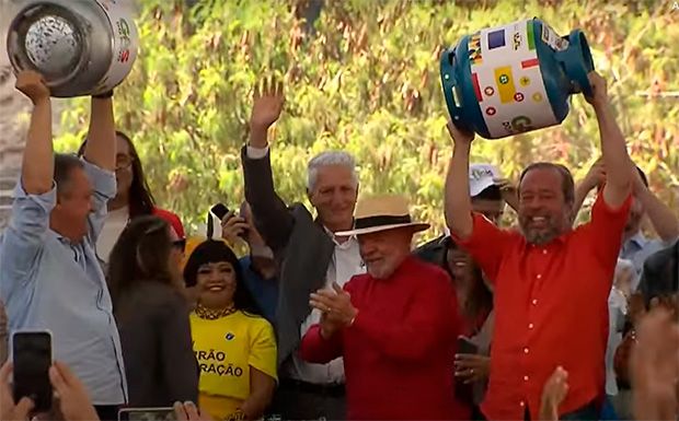 Lula lança "Gás do Povo" que vai garantir botijões de gás gratuitos para 15,5 milhões de famílias de baixa renda
