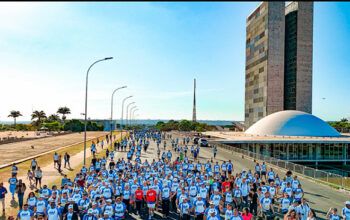 Lula participa de corrida do MEC, exalta 'Brasil soberano' e critica Bolsonaro: 'Aqui não tem motociata'