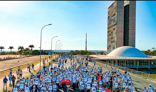 Lula participa de corrida do MEC, exalta 'Brasil soberano' e critica Bolsonaro: 'Aqui não tem motociata'