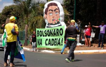 Manifestantes contrário a Bolsonaro ironizam de Eduardo: “Salva meu pai, Trump”. Vídeo