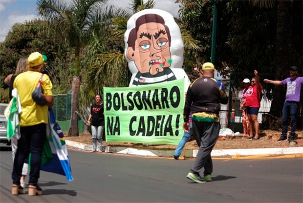 Manifestantes contrário a Bolsonaro ironizam de Eduardo: “Salva meu pai, Trump”. Vídeo