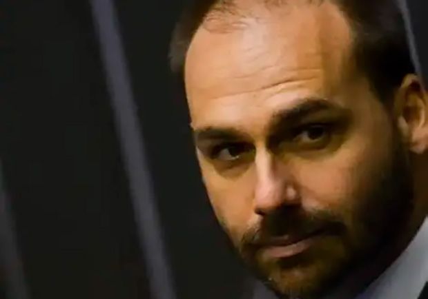 Moraes diz que Eduardo está nos EUA para fugir da lei e faz notificação por edital