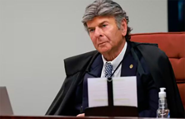 'Sempre amoroso, atraente': advogado provoca risos com elogios a Fux