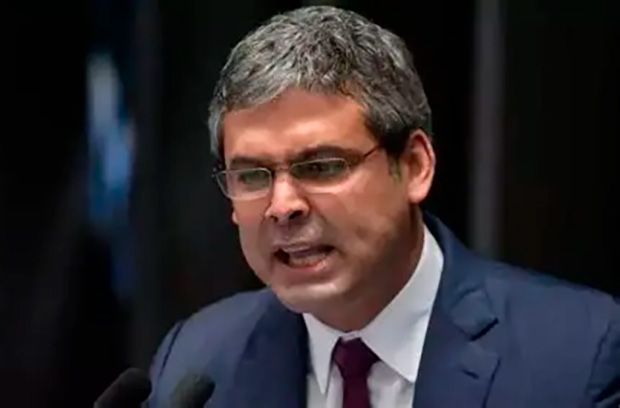 Tarcísio articula anistia a Bolsonaro, Centrão pressiona Motta e PT denuncia golpe