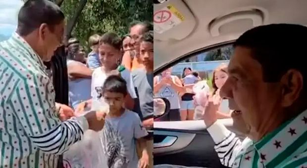 Zeca Pagodinho é confundido com Martinho da Vila ao distribuir doces de Cosme e Damião