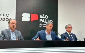 Ao comentar crise do metanol, Tarcísio diz que é viciado em Coca-Cola