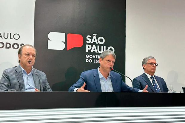 Ao comentar crise do metanol, Tarcísio diz que é viciado em Coca-Cola