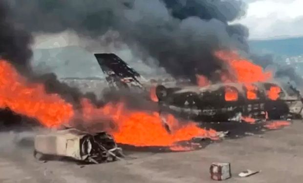 Avião cai e explode após decolagem na Venezuela; duas pessoas que estavam a bordo morreram no local