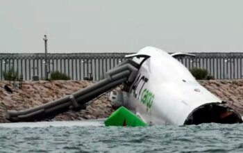 Avião de carga derrapa na pista e cai no mar em Hong Kong; 2 morrem
