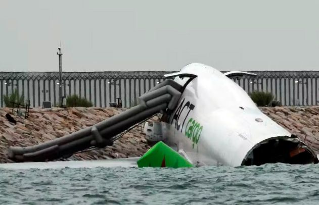 Avião de carga derrapa na pista e cai no mar em Hong Kong; 2 morrem