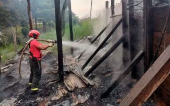 Avô e neto morrem carbonizados em incêndio em casa de madeira na Comunidade do Ubim em Manacapuru
