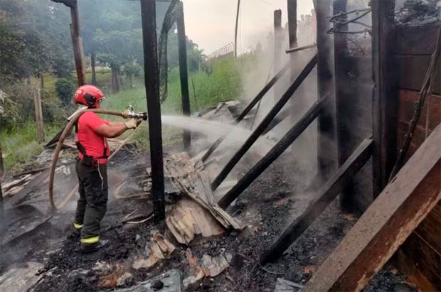 Avô e neto morrem carbonizados em incêndio em casa de madeira na Comunidade do Ubim em Manacapuru