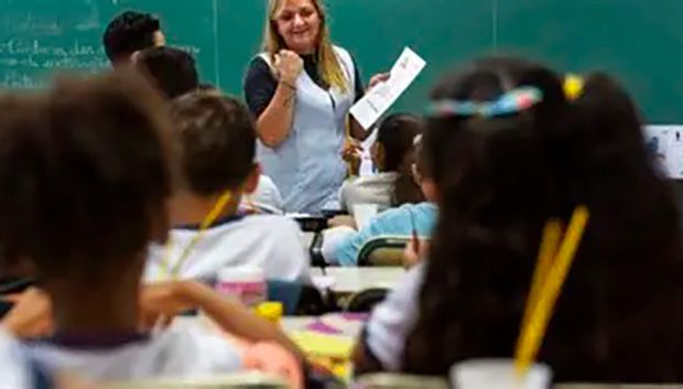 Banco do Brasil vai pagar bônus de R$ 3 mil a professores em parceria com o MEC