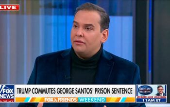 Bolsonarista George Santos aparece na TV após ser solto e agradece a Trump