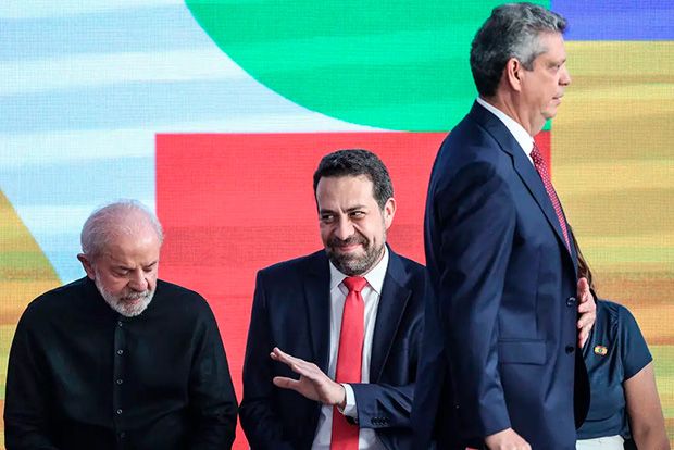 Boulos toma posse como ministro e pede um minuto de silêncio por vítimas de chacina