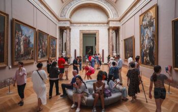 Brasileira filma início de assalto ao Louvre: “Começou um barulho muito alto”