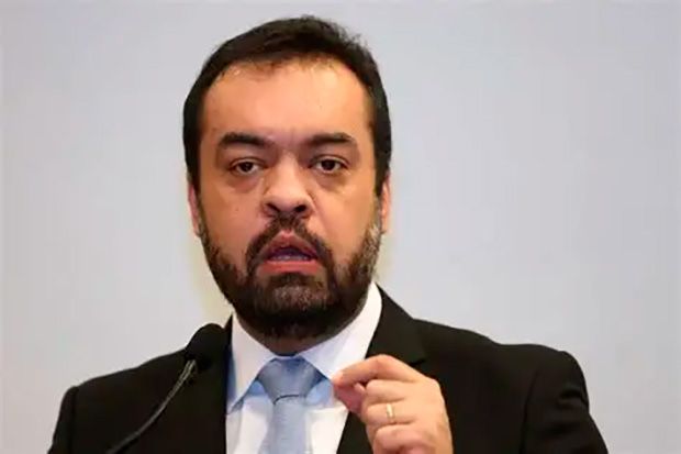 Castro nega batalha política, mas manda recado: “Ou soma ou suma”