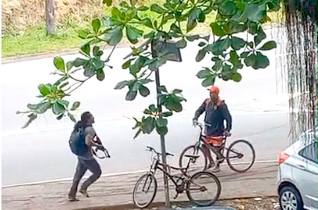 Com fuzis, traficantes fecham vias durante operação contra o CV no RJ