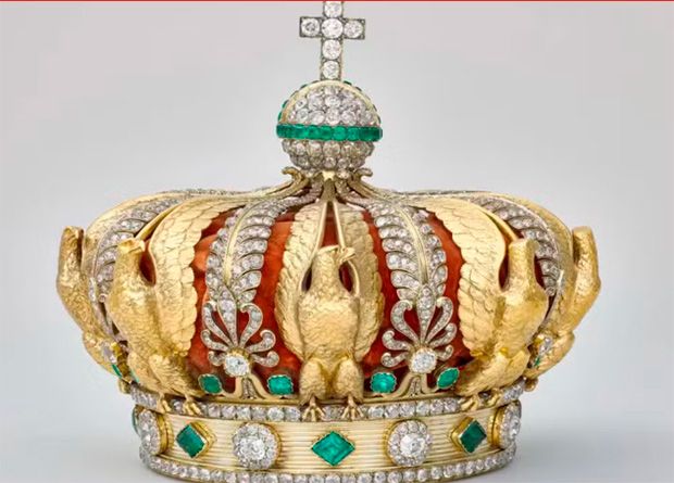 Coroa de diamantes e esmeraldas roubada é encontrada em rua de Paris