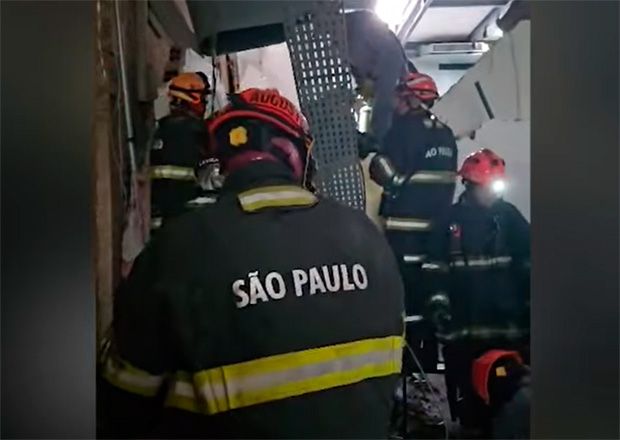 Corpo de Bombeiros avalia que cinco pessoas foram socorridas e uma ainda está sob escombros