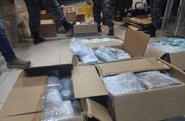Duas pessoas são presas em Manaus com 420 quilos de maconha tipo skunk e 80 quilos de pasta base de cocaína