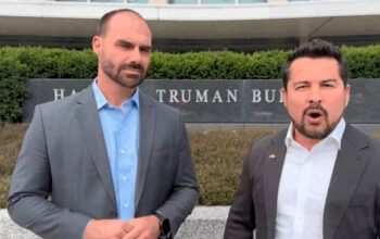 Eduardo Bolsonaro e Paulo Figueiredo foram barrados ao tentar sabotar reunião com Rubio, diz jornalista