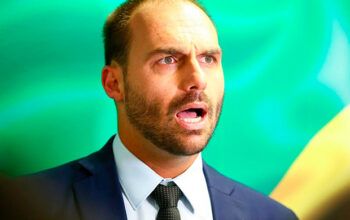 Eduardo faz drama nas redes e posa com a família para lamentar conta bloqueada