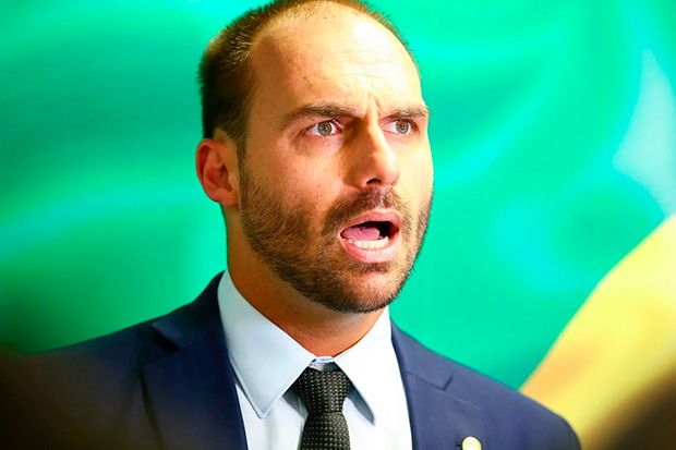 Eduardo faz drama nas redes e posa com a família para lamentar conta bloqueada