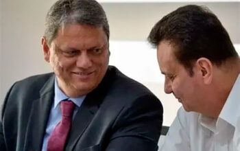 Elites criticam erros de Tarcísio em encontro com Kassab e passam a vê-lo como carta fora do baralho