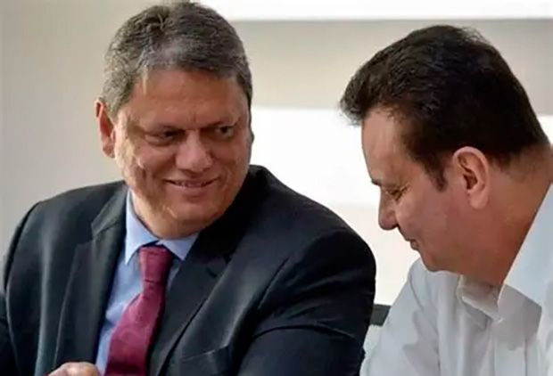 Elites criticam erros de Tarcísio em encontro com Kassab e passam a vê-lo como carta fora do baralho