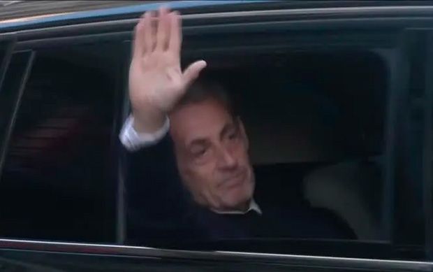 Ex-presidente da França Sarkozy chega a prisão para cumprir pena