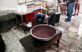 Fábrica clandestina de açaí é interditada pela  Visa Manaus no centro comercial da cidade por falta de condições sanitárias