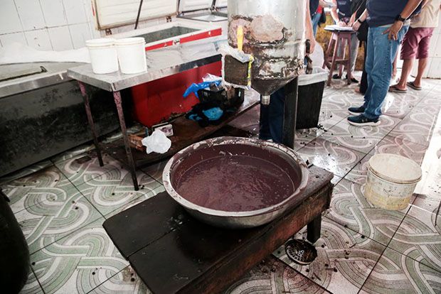 Fábrica clandestina de açaí é interditada pela  Visa Manaus no centro comercial da cidade por falta de condições sanitárias