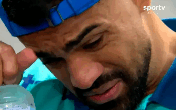 Fabrício Bruno chora após falha que deu primeiro gol do Japão e pede para não ser "crucificado"